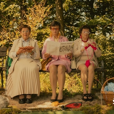 Med hojo si lahko privoščite oddih na klopcah ob poti.