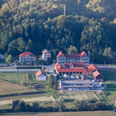 Na ekološkem delu posestva Šolskega centra Šentjur je poleg čebelnjaka urejena šolska učna pot.