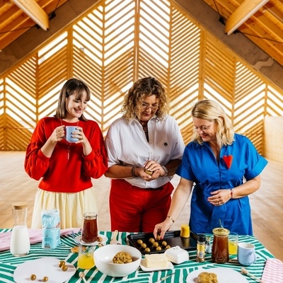 V Kozolcu v Zgornjem trgu sledi ustvarjalna delavnica priprave in peke medenega peciva.