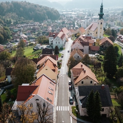 Zgornji trg v Šentjurju z baročno cerkvijo sv. Jurija.