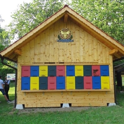 V bližini vrta Ipavčeve hiše se nahaja Učni čebelnjak, ki ga upravlja Čebelarsko društvo Šentjur.