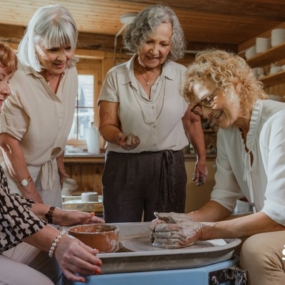 V Ateljeju Mlin umetnin boste na lončarskem vretenu oblikovali svojo skodelico.