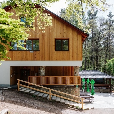 V planinskem domu na Resevni se lahko okrepčamo in osvežimo.