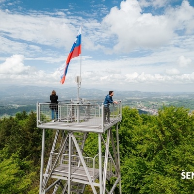 Na vrhu Resevne stoji 20-metrski razgledni stolp.