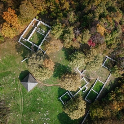 Na vrhu hriba Rifnik je na mestu pri nas največje odkrite poznoantične naselbine urejen arheološki park.