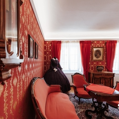 Meščanski salon v Ipavčevi hiši.