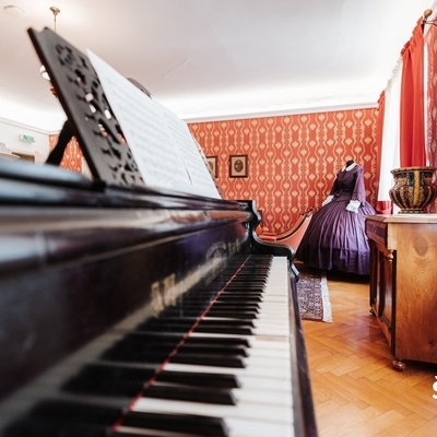 Ipavčevo hišo s stalno razstavo Ipavci, skladatelji in zdravniki v Šentjurju.