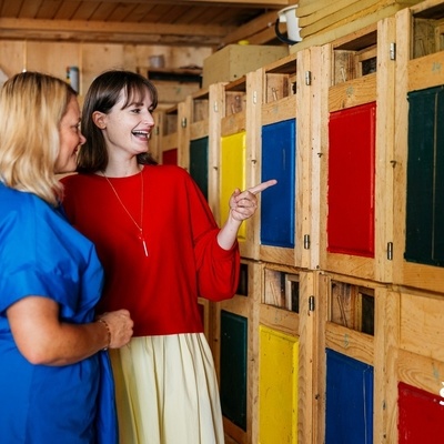 Doživetje se začne v učnem čebelnjaku Čebelarskega društva Šentjur.