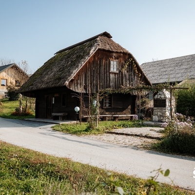 V Hotunju stoji spominska soba geografa in kartografa Blaža Kocena, ki velja za očeta šolskega atlasa.