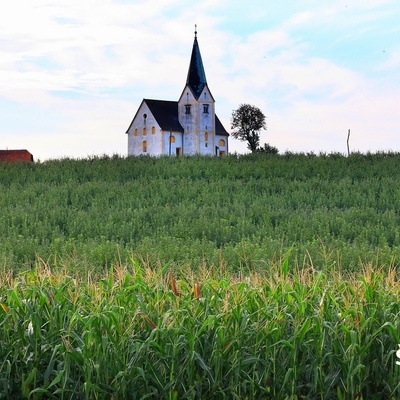 Pri cerkvi sv. Ožbalta je izjemna razgledna točka.