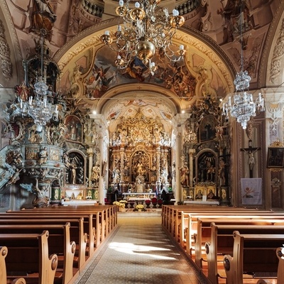 Največji zaklad v cerkvi sv. Martina je prižnica, ki je v celoti ohranjeno delo znamenite rezbarske družine Mersi iz Rogatca.