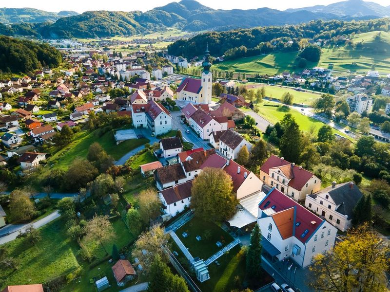 Zgornji trg v Šentjurju z baročno cerkvijo sv. Jurija.